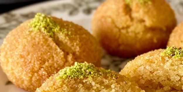 İrmik severlerin favori tatlısı ile şov yapın... Şerbetli hira tatlısı nasıl yapılır?