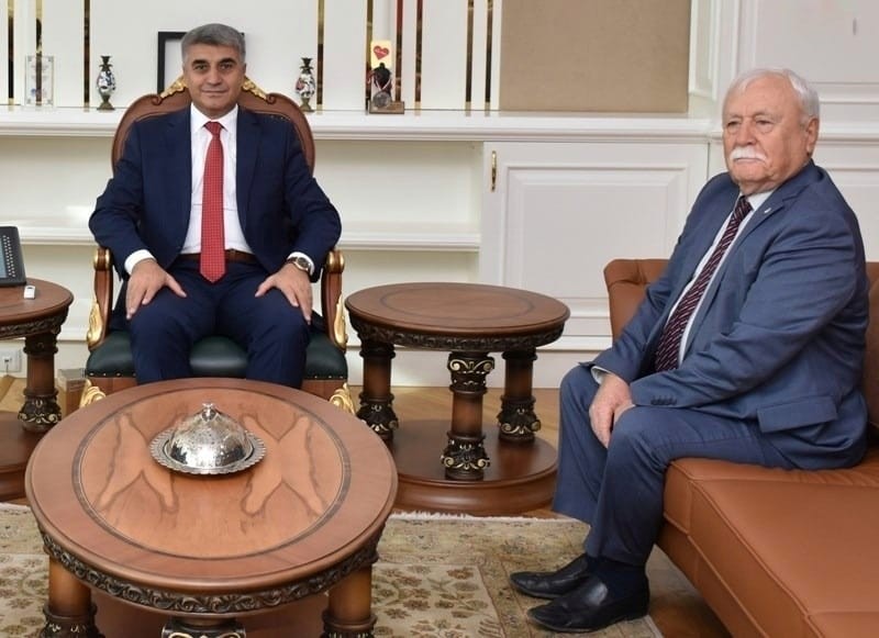 İş adamı Dizdar’dan bin koli gıda ve temizlik malzemesi 