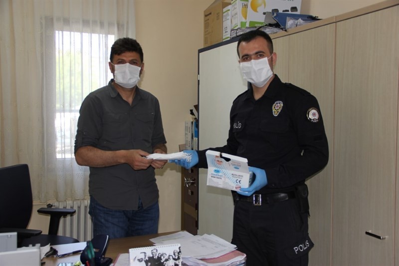 İş adamı Emniyet Müdürlüğü’ne 20 bin adet maske desteği sağladı 