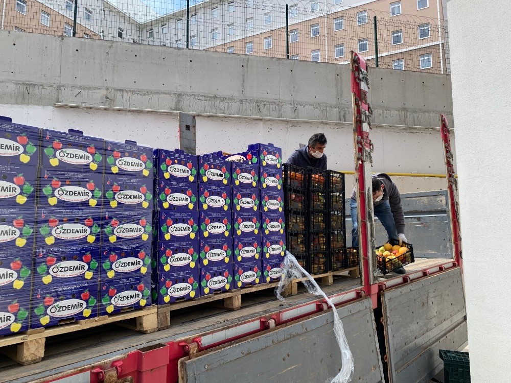 İş adamı kardeşlerden sağlık çalışanlarına 400 kasa meyve 