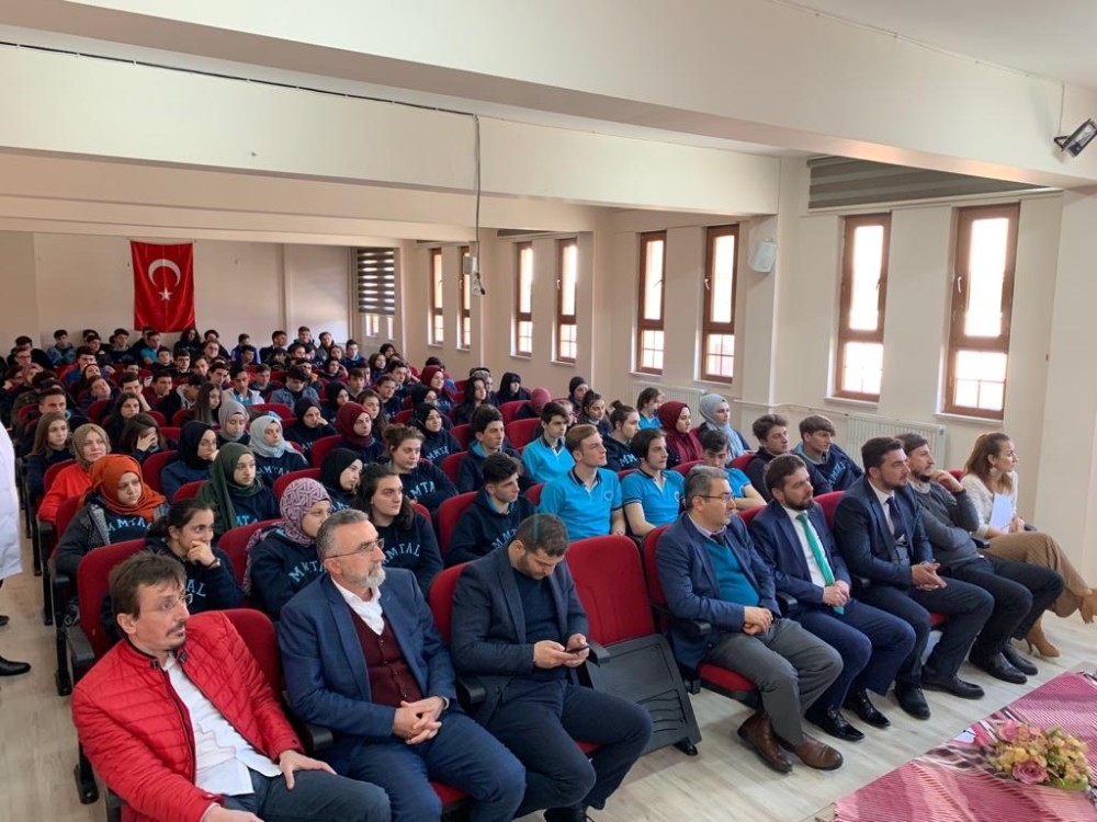 İş adamları öğrencilere deneyimlerini anlattı 