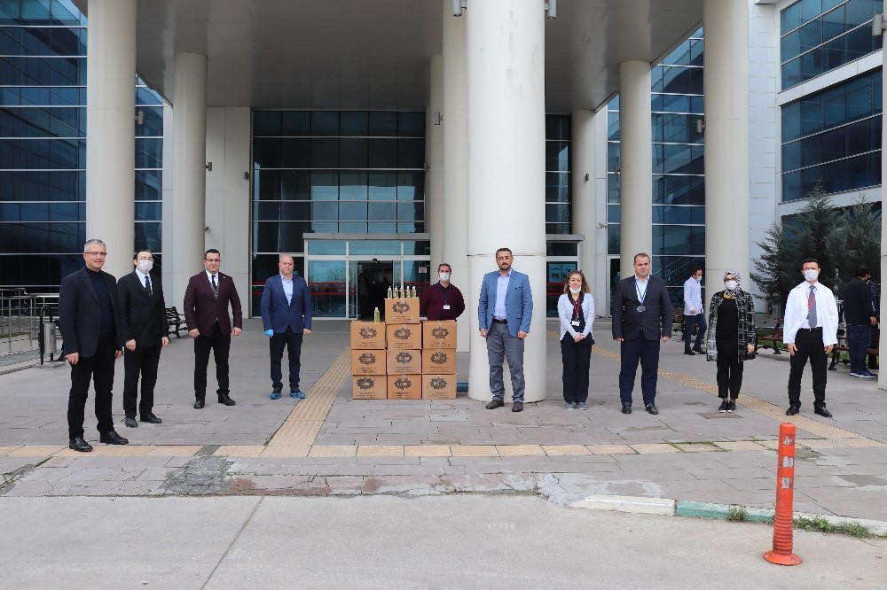 İş adamlarından sağlıkçılara kolonya desteği 
