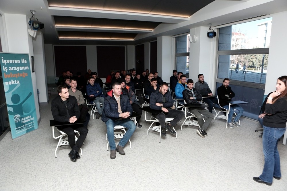 İş arayanlarla işverenler belediyede buluşuyor 