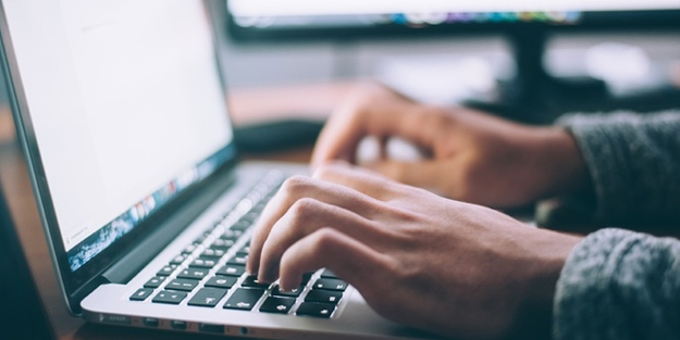 İş bilgisayarında oyun oynadı maaşı kesildi