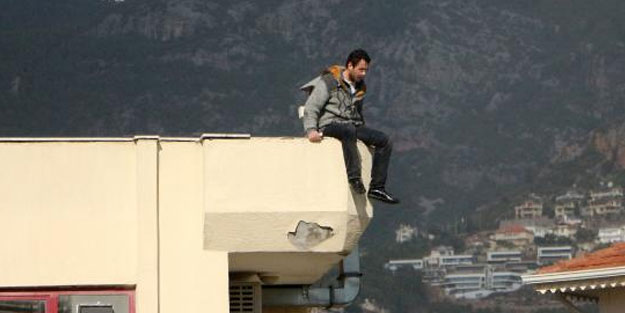 İş bulamayıp intihara kalkışan genci, polis ikna etti
