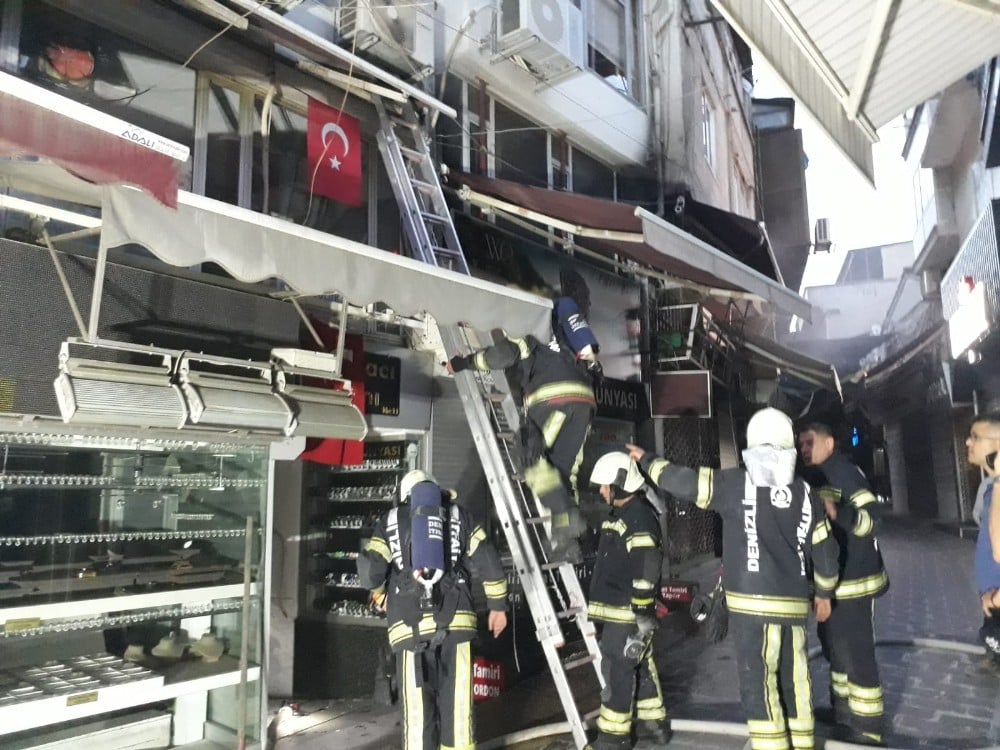 İş hanındaki dükkanda çıkan yangın diğer dükkanlara sıçramadan söndürüldü 