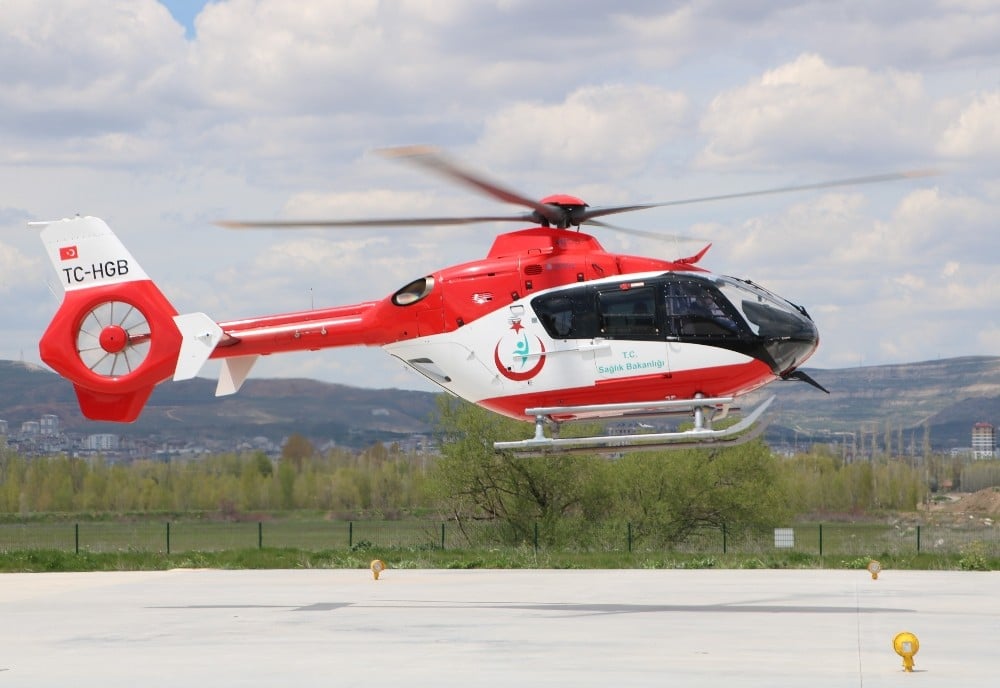 İş kazası geçiren işçiye ambulans helikopter 