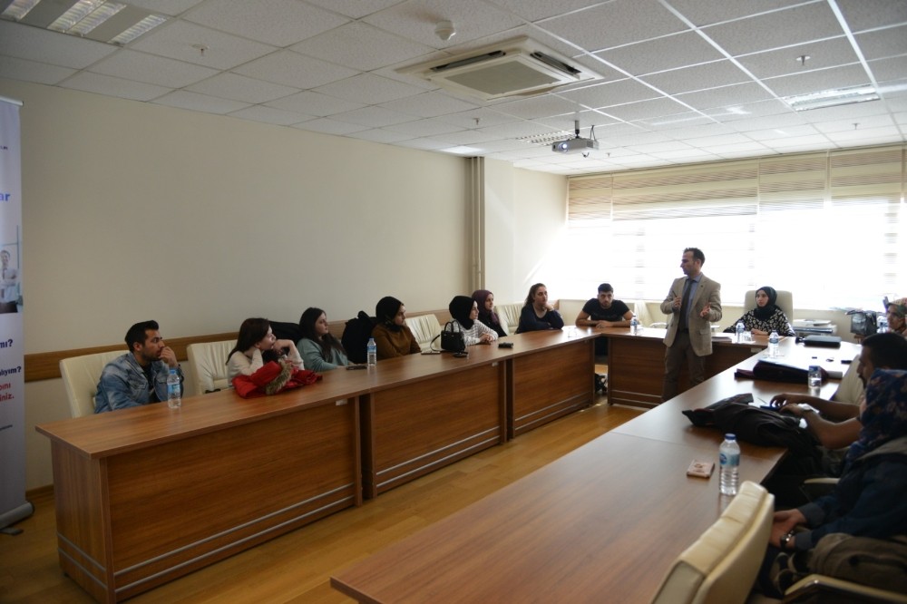 İş klubü ideri Aral “Kendini tanıyarak meslek seçmek önemli” 