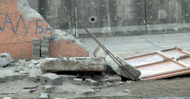 İş makinası okul duvarına çarptı, 2 çocuk öldü