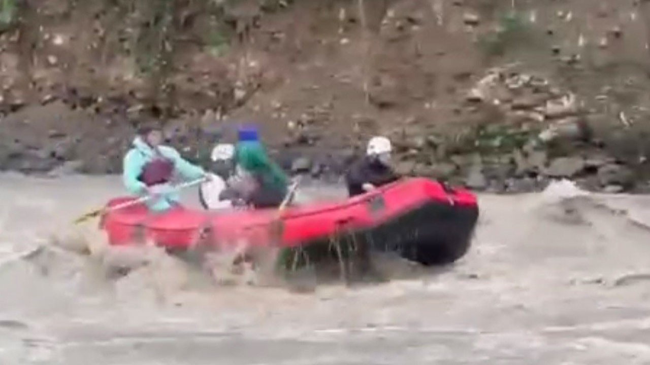 İş makineleri çalıştı, onlar rafting yaptı! Sel faciasını eğlenceye çevirdiler