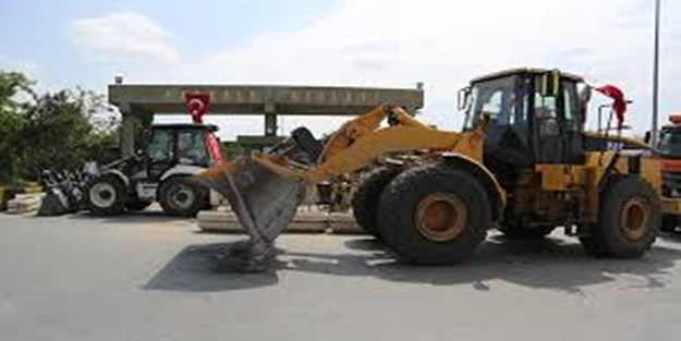Kışla önlerindeki iş makineleri çekilmeye başlandı