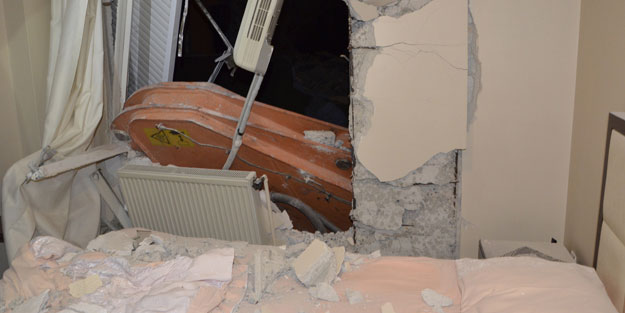 İş makinesi 5. kattaki eve girdi