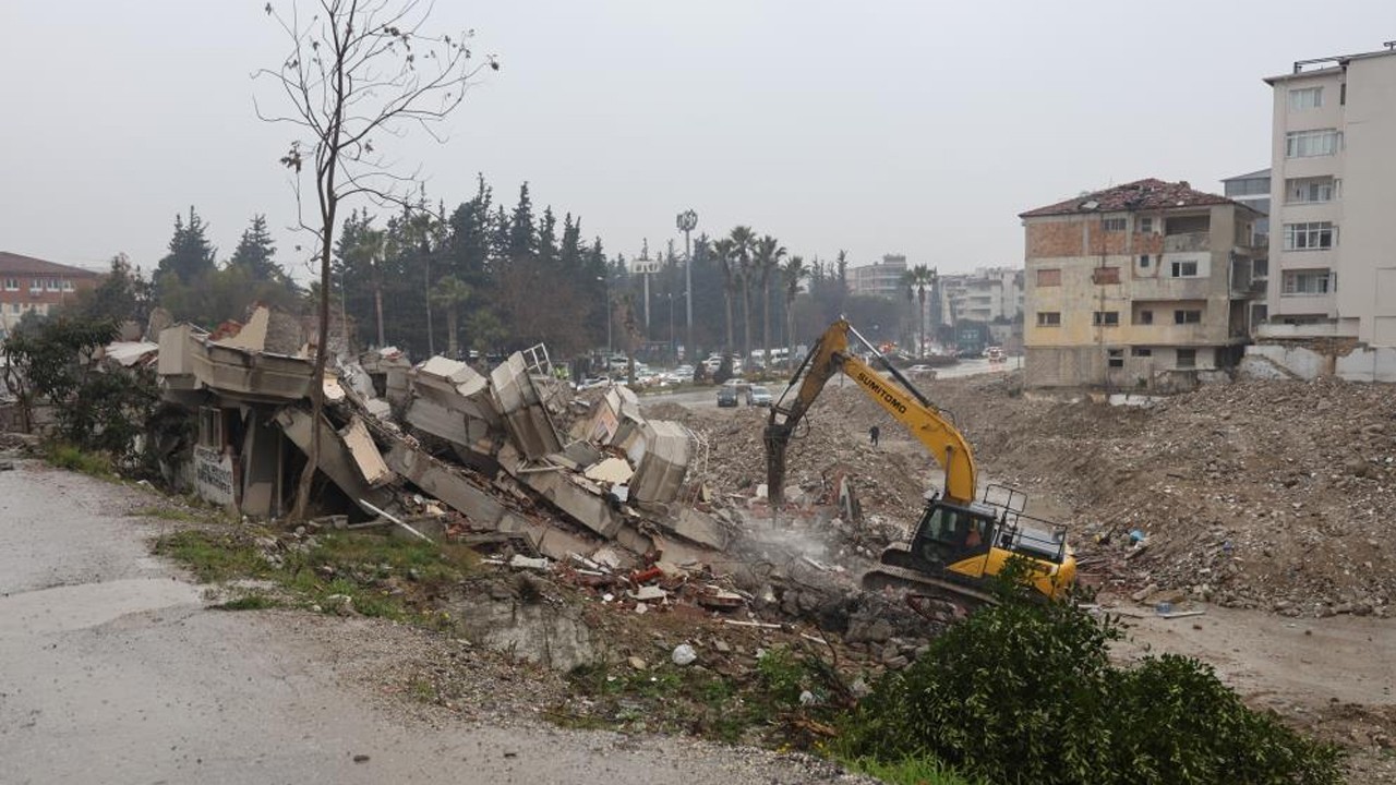 İş makinesi enkazın altında kalıyordu! O anlar kamerada