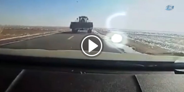 İş makinesi otomobili adeta biçti!