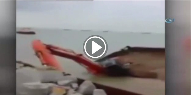 İş makinesi sulara gömüldü