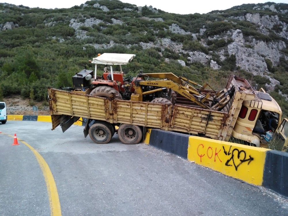 İş makinesi taşıyan kamyon kaygan yolda kaza yaptı 