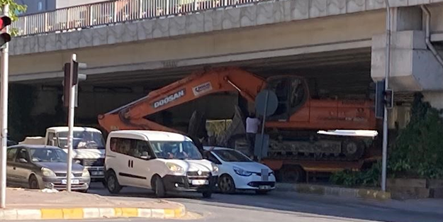 İş makinesi üst geçide sıkıştı