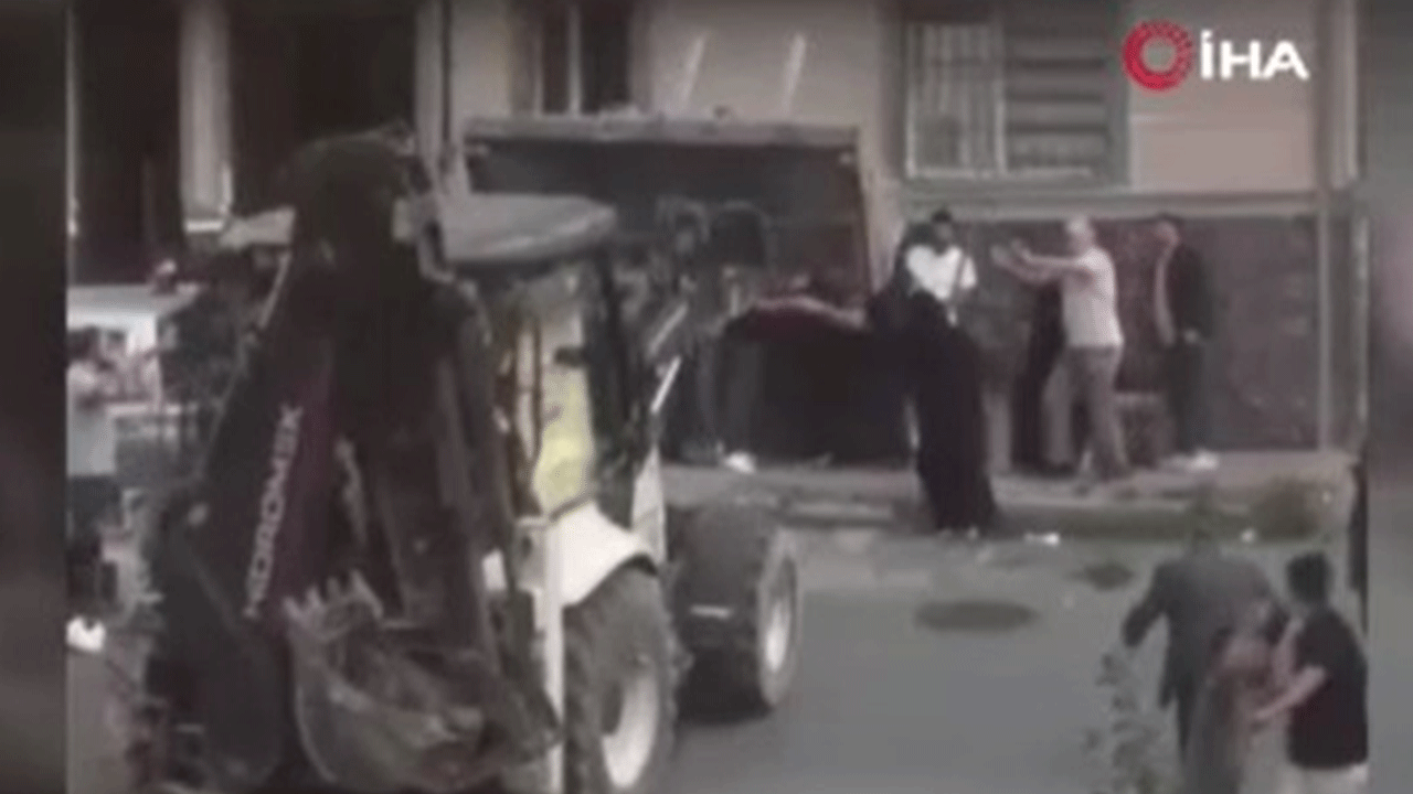 İş makinesini kalabalığın üzerine sürdü 20 kişi yaralandı! Her şey ceviz için!