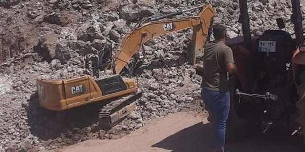 İş makinesinin üzerine kaya düştü!
