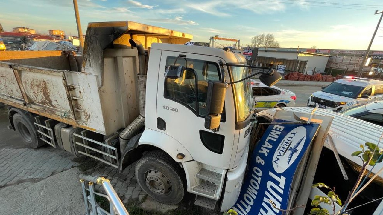 İş makinesiyle otomobil böyle çarpıştı! O anlar kamerada