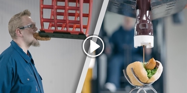 İş makinesiyle sosisli sandviç yapan adam