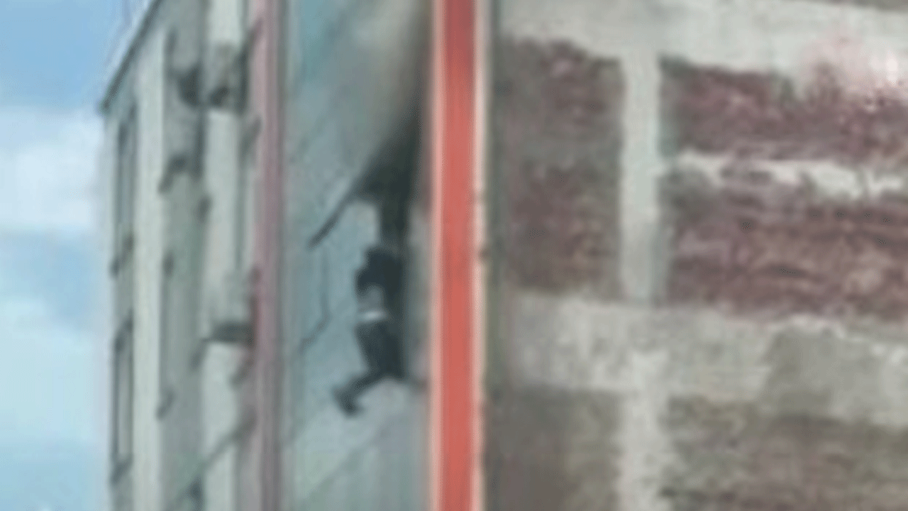 İş merkezindeki yangından korkan 2 işçi camdan atladı!