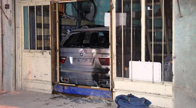 İş yeri, içindeki lüks araçla birlikte kundaklandı