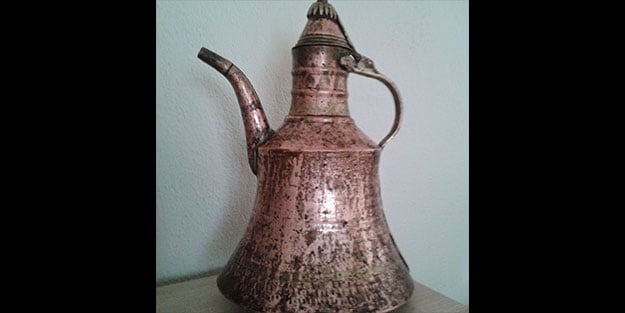Duş almayan çalışanın kafasında eğilen güğüm silah sayıldı