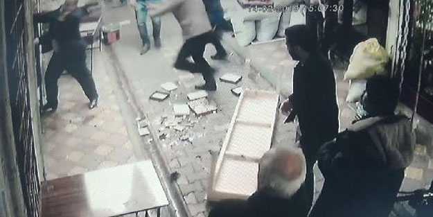 İş yerinde başlayıp, sokakta süren kavga kamerada