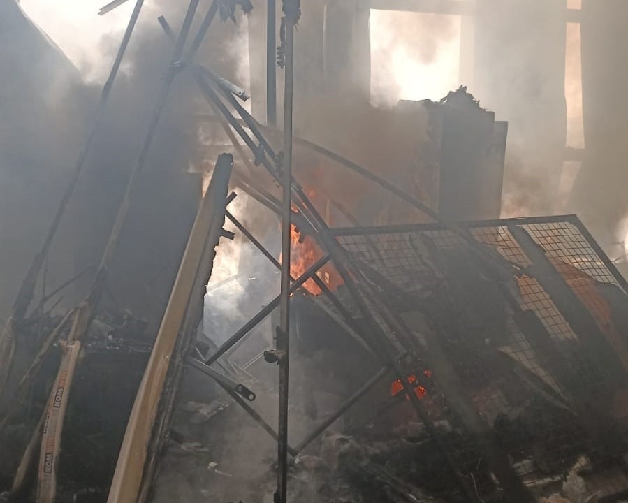 İş yerinde çıkan yangın diğer dükkanlara sıçramadan söndürüldü