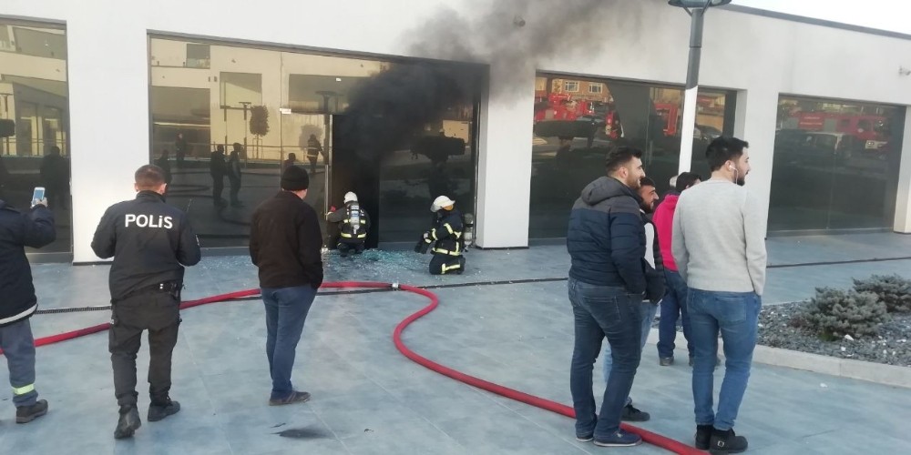 İş yerinde çıkan yangın paniğe neden oldu 