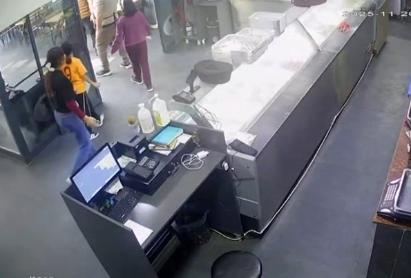 İş yerindekiler panikle dışarı kaçıştılar! Deprem anında can pazarı