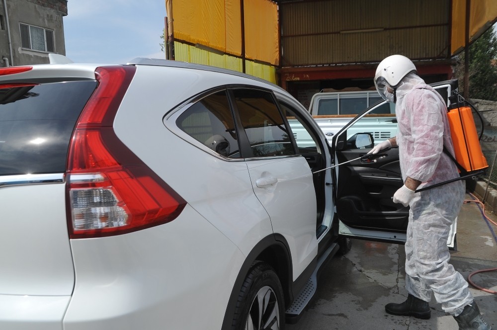 İş yerine gelen araçları bedava dezenfekte ediyor 