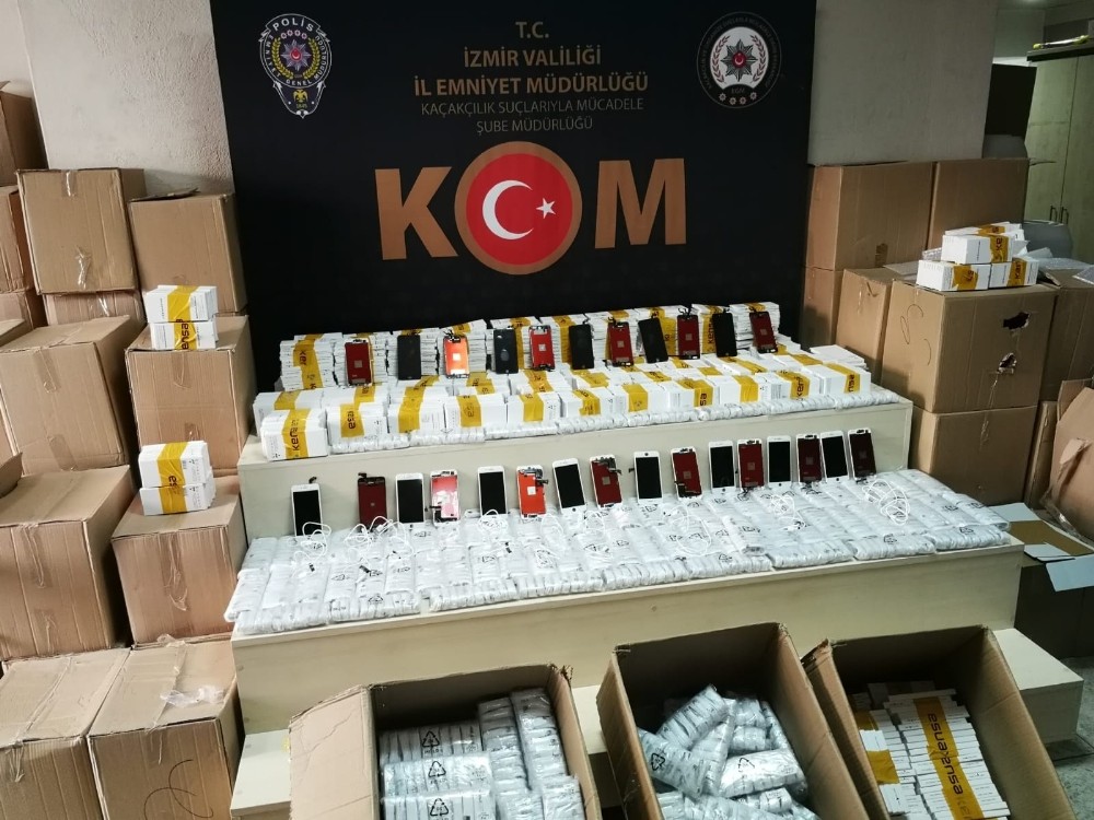İş yerine gizlenmiş 4 bin 48 kaçak cep telefonu aksesuarı bulundu 