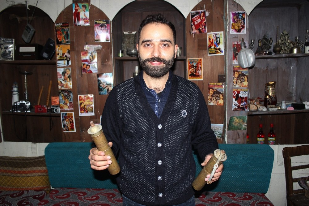 İş yerini tarihi eşyalarla donattı, gençlerin ve turistlerin ilgi odağı oldu 