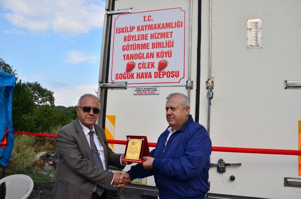 İşadamından çilek üreticilerine destek 