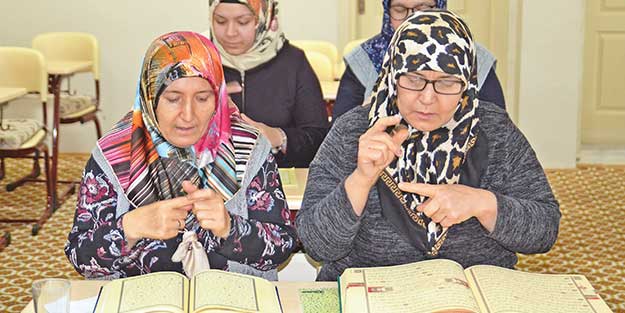 İşaret diliyle Kur’an öğreniyorlar