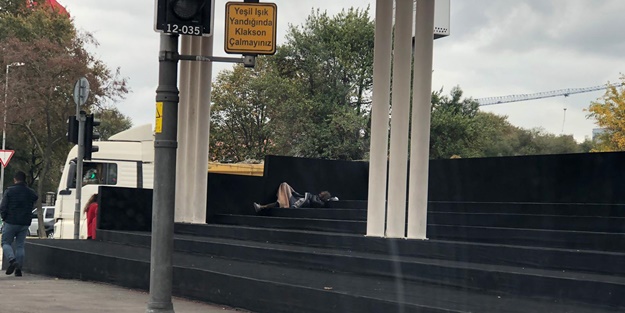 İşbilmez Ekrem İmamoğlu'nun yaptırdığı platform evsizlere yatakhane oldu!