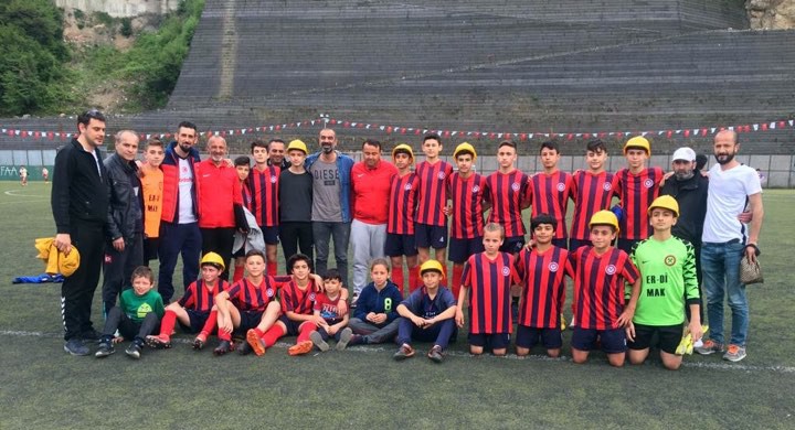 İşçi bayramında sahaya baretle çıktılar 
