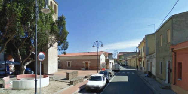 İşçi bulamayan belediye başkanı sokakları süpürüyor