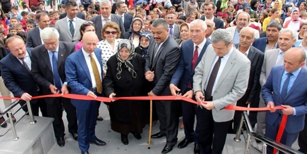 İşçi maaşıyla aldığı arsayı okul için bağışladı