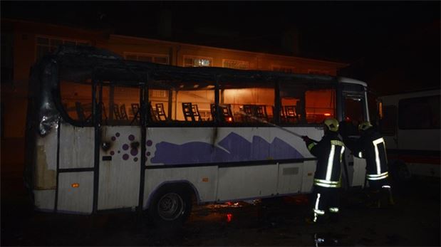 İşçi midibüsü alev alev yandı