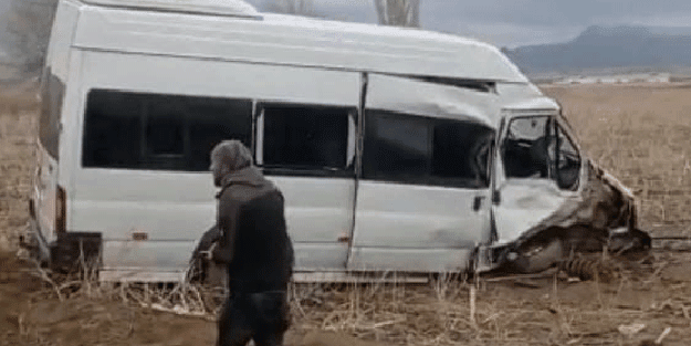İşçi minibüsü devrildi: Yaralılar var