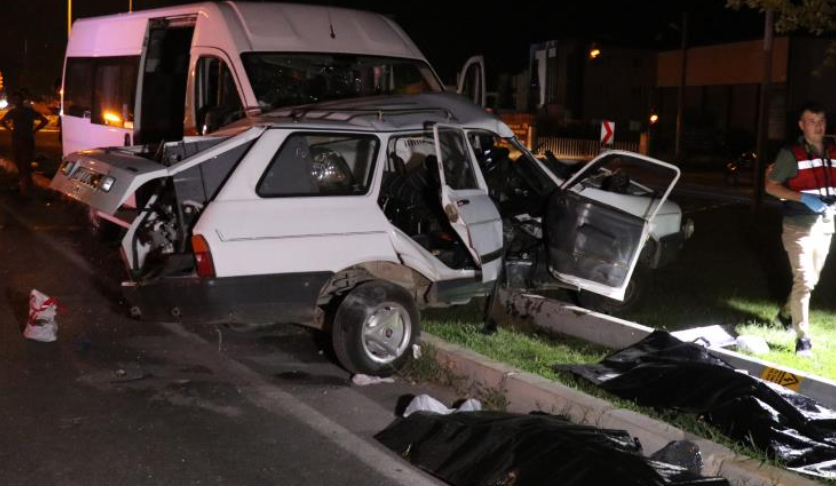 İşçi minibüsü otomobil ile çarpıştı! Ölüler ve çok sayıda yaralı var