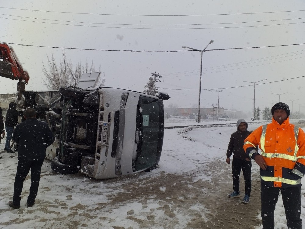 İşçi servisi devrildi: 1 yaralı 