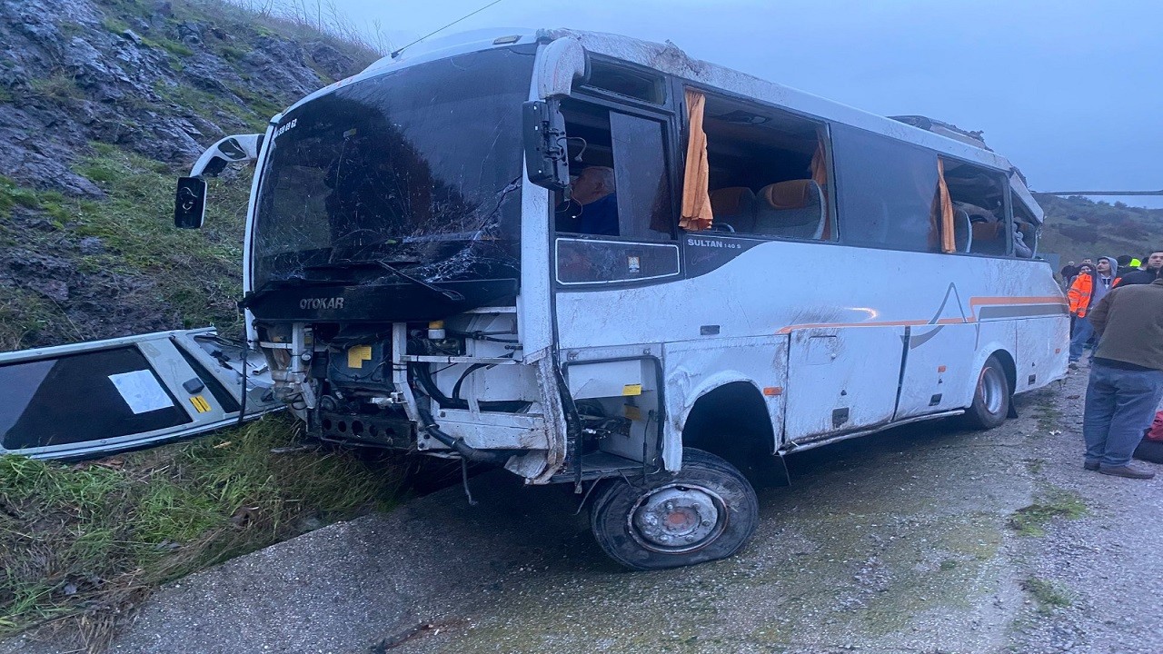 İşçi servisi devrildi: 25 yaralı