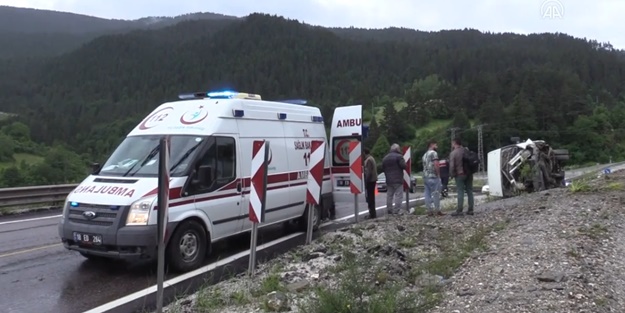 İşçi servisi devrildi: Çok sayıda yaralı var