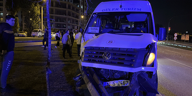 İşçi servisi ile kamyonet birbirine girdi!