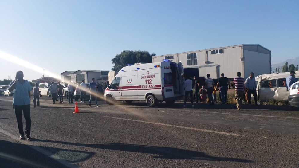 İşçi servisi ile kamyonet çarpıştı: 10 yaralı 