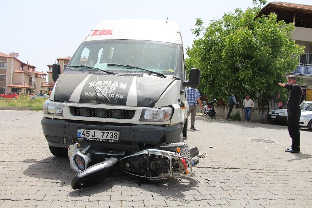 İşçi servisi ile motosiklet çarpıştı: 1 yaralı 